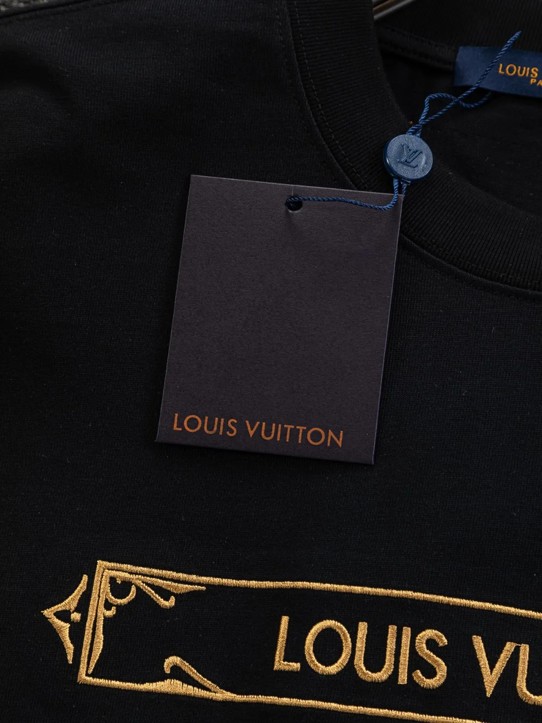 🅿️190 Louis Vuitton 1V LV lv slightly wide version S-XL LV 26ss new products are available at counters simultaneously. Multiple craftsmanship. Gold thread jacquard checkerboard letters on the chest🪡 embroidery. Round neck short-sleeved T-shirt, same style for men and women! Consigned to one-to-one creation. Synchronized with the official website, pure cotton fabrics at the counter! It is close to the skin and comfortable, durable and easy to wear. It has a classic and simple logo design and meticulous original craftsmanship. Short-sleeves, a must-have item for men, do not appear to be the same for the general public, but must be unique and eye-catching. This LV short-sleeve is all about quality, comfort, the same shape and fashion as always, including fabrics and cutting techniques. All of them have been made with great effort! 320 grams of washed pure cotton fabric, pure cotton is breathable, very refreshing and comfortable for daily wear. The rib knitting on the neckline is smooth and tight, and the neckline will not be skewed if you toss it at will. The loose version, you will find that it looks really good on the upper body. The overall is minimalist and neat, super versatile for daily use! Pair it casually with a pair of pants for a youthful look. A T-shirt will make your outfit crazy. It is a fashionable item that can never go wrong! Color: Black White Size: S-XL Size chart: S: Shoulder width 50-Bust 56-Length 70 M: Shoulder width 52-Bust 57-Length 72 L: Shoulder width 54-Bust 59-Length 74 XL: Shoulder width 56-Bust 62-Length 76